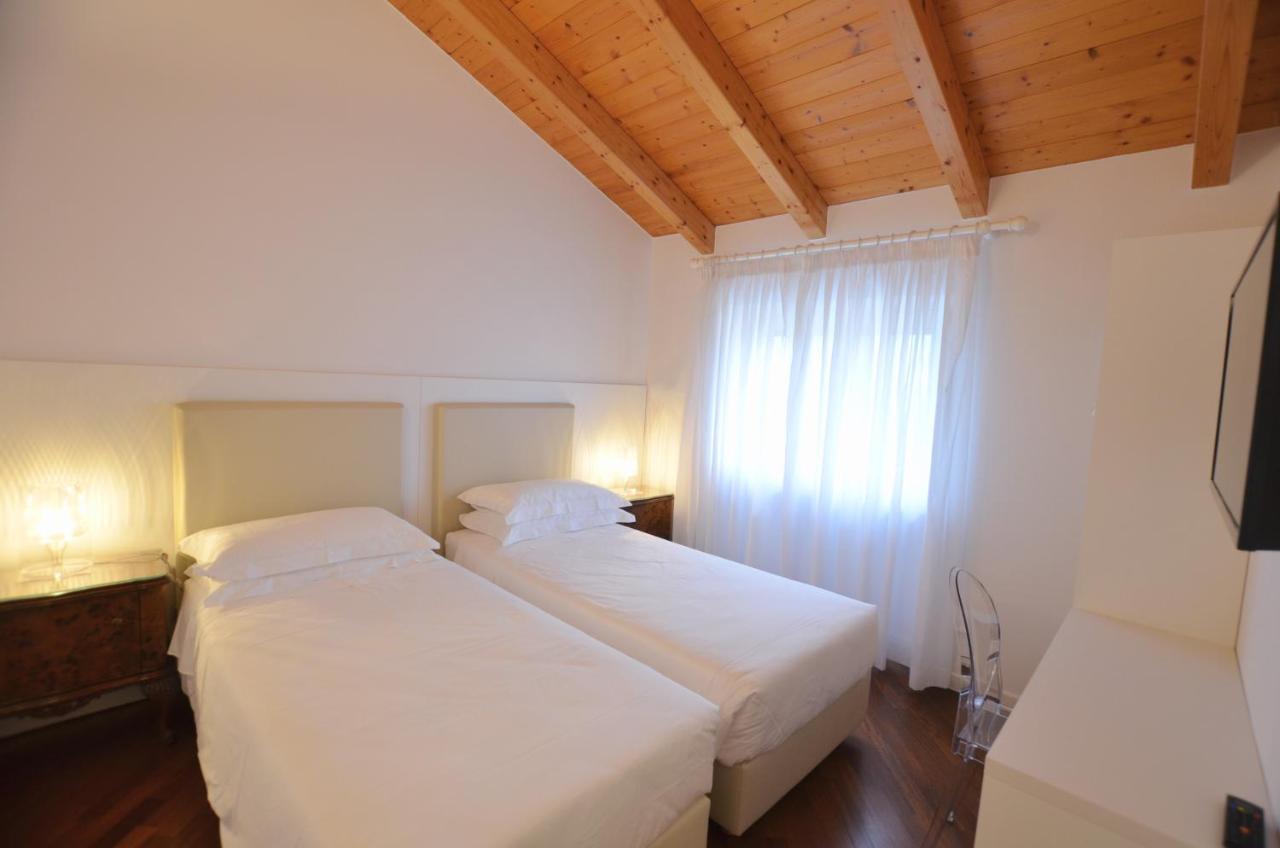 Attic Palme *